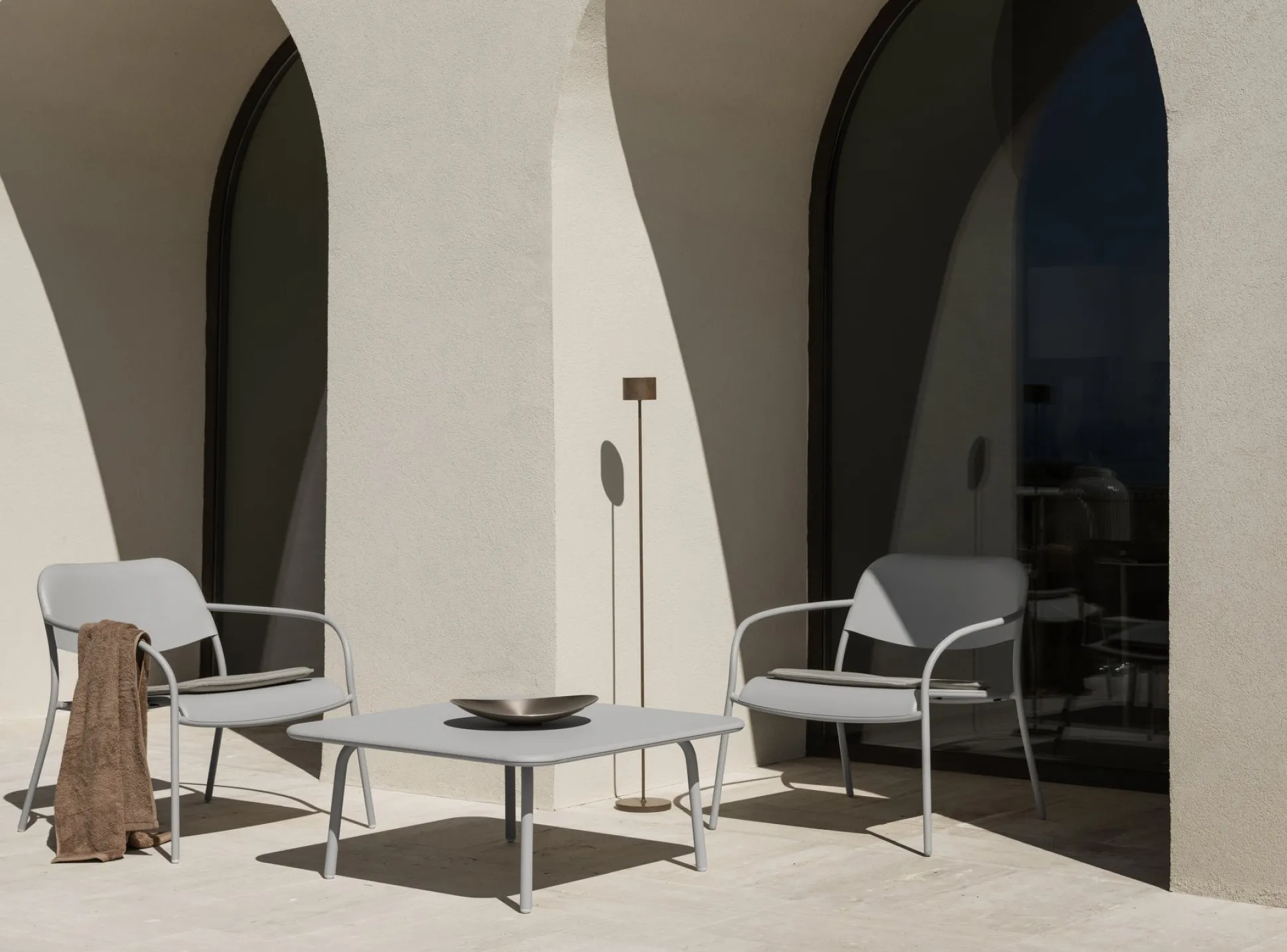 Loungetisch -YUA- Farbe Silk Gray 80 x 80 cm